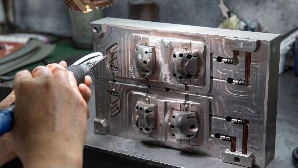 注塑模具為什么要進行手工省模拋光
